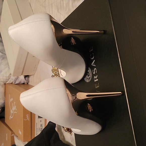 Versace Decollete T.110 Vitellino in White with Gold Medusa Head. Brand New. - Picture 5 of 10